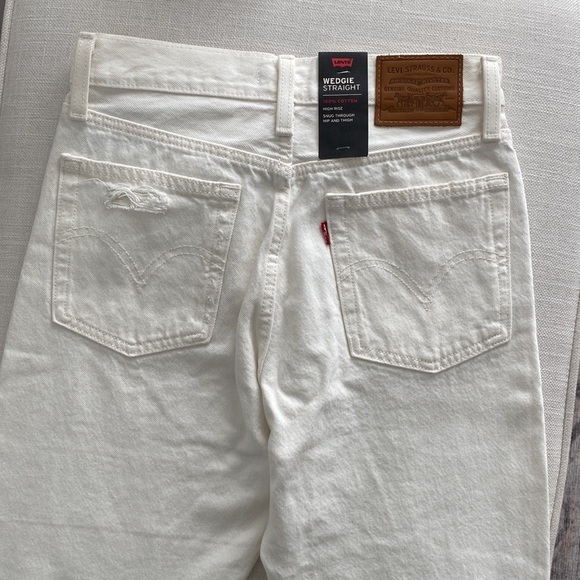 NWT LEVI'S Wedgie Straight Cream Distressed Jeans Size 26x28 - Picture 5 of 11